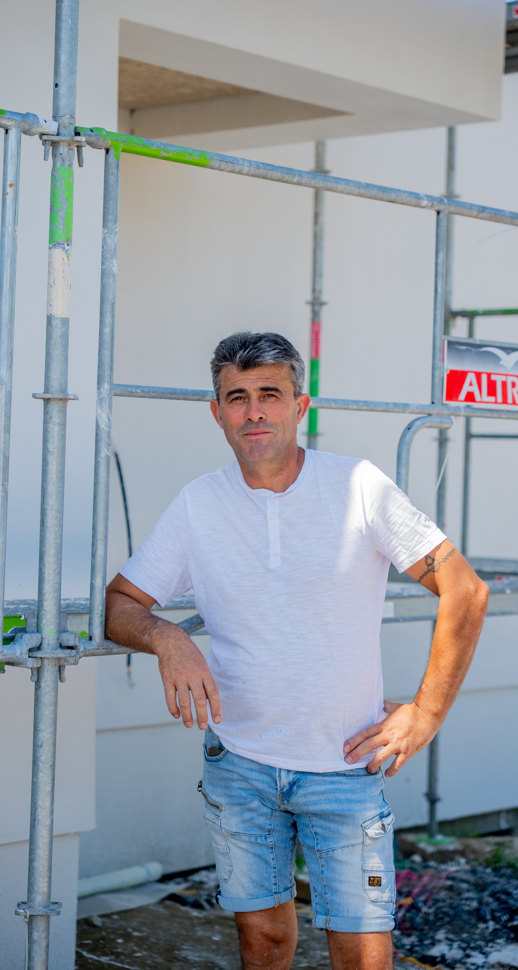 Aleodor Marila sur un chantier d'isolation thermique par l'extérieur